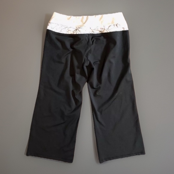 Pants - New York & Company IN MOTION XS Black Flower Work Out Capri Gym Yoga Leggings